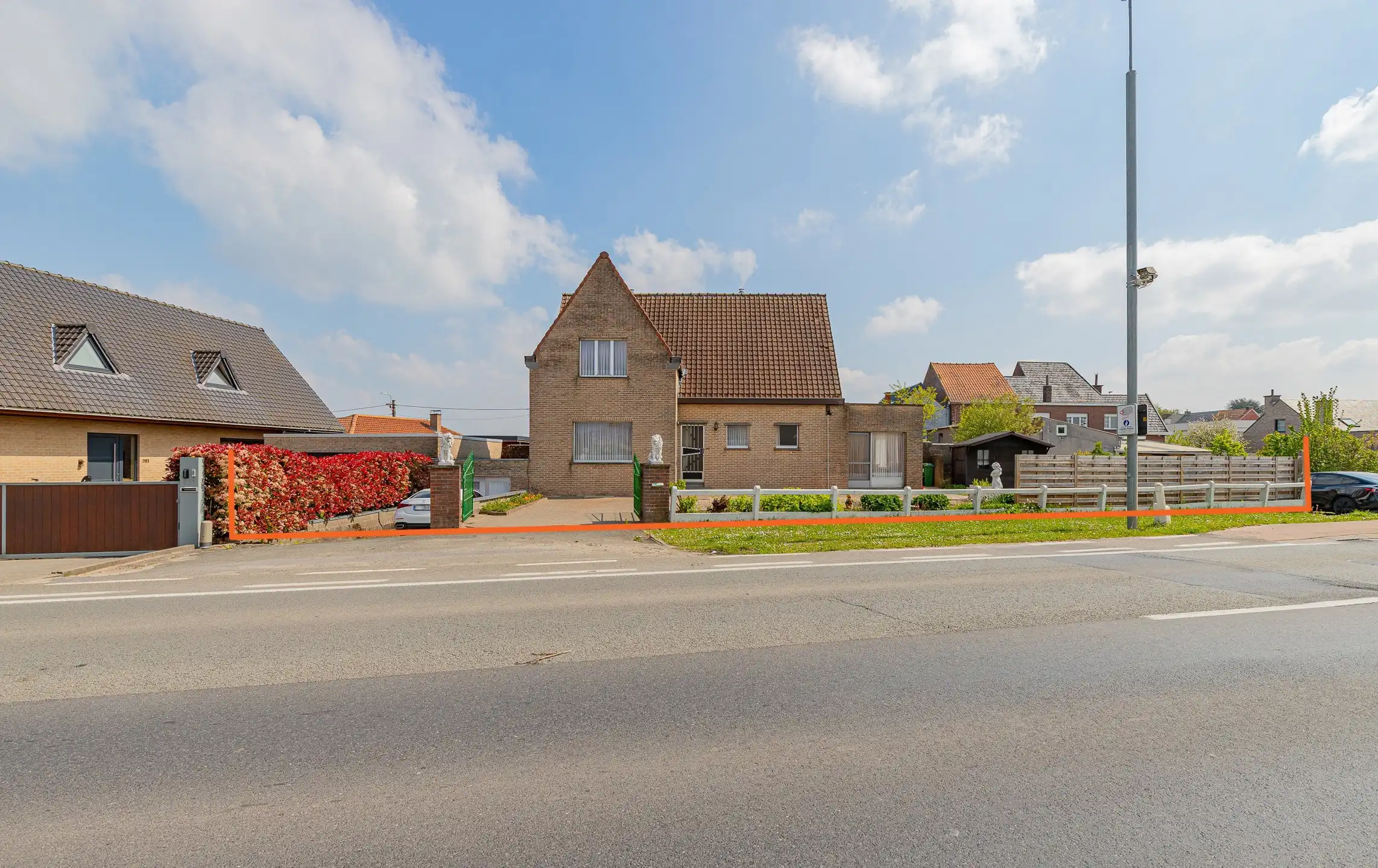 Hoofdfoto van de publicatie: LEDE - Centraal gelegen woning met 2slk, garage en tuin