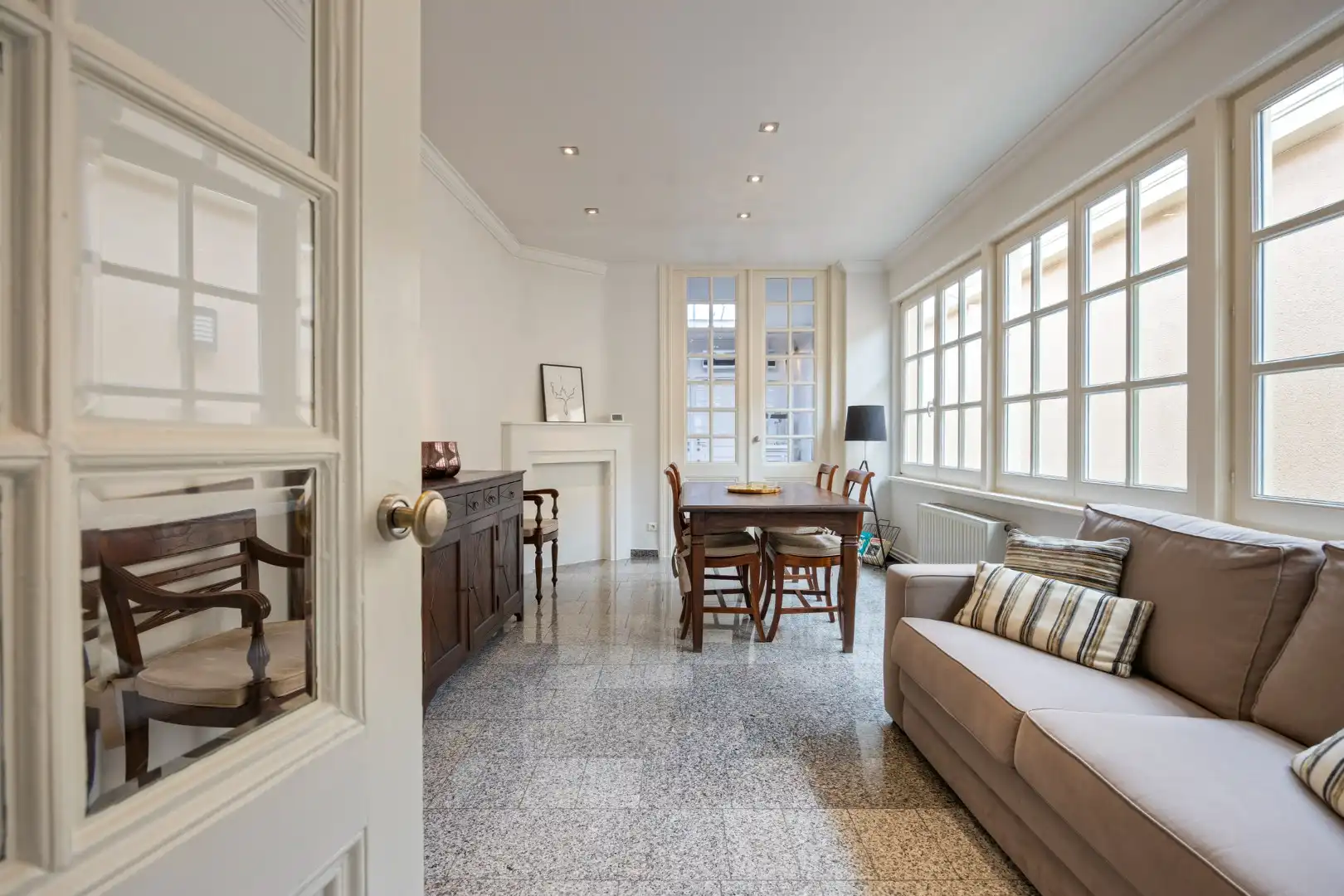 Ruime handelswoning met terras, dubbele garage en 2 parkeerplaatsen in Mol-centrum ! foto 4