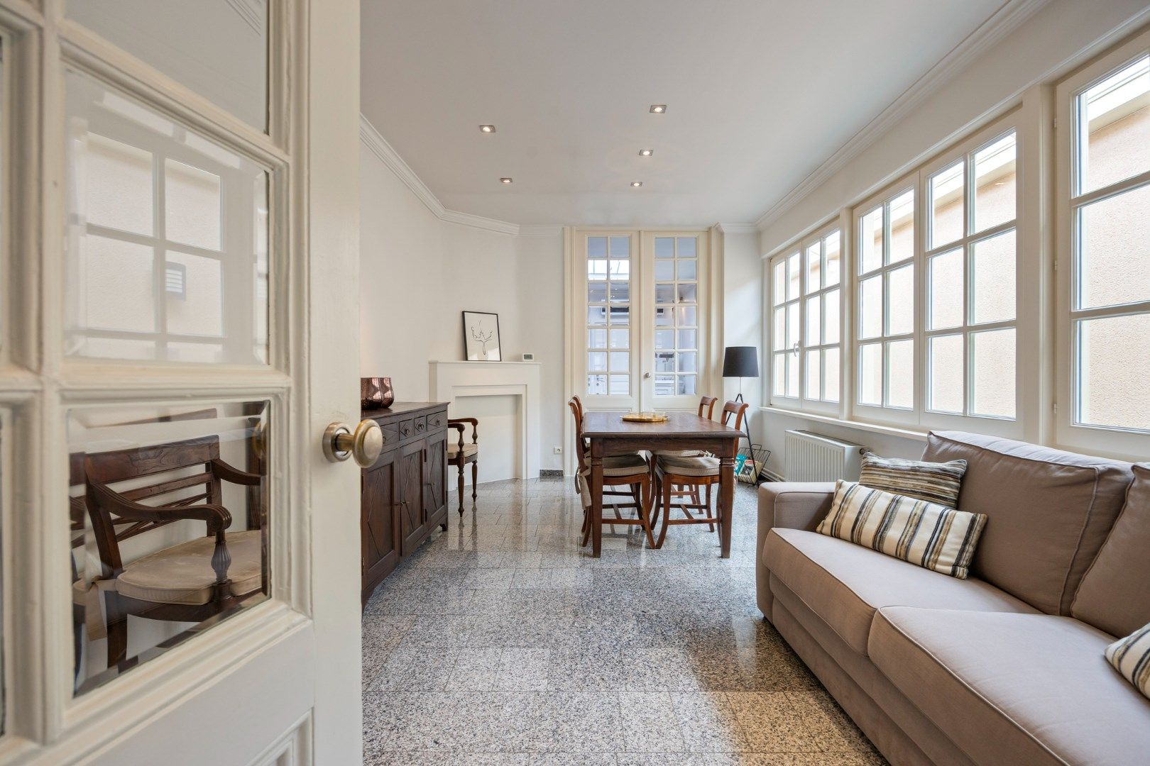 Ruime handelswoning met terras, dubbele garage en 2 parkeerplaatsen in Mol-centrum ! foto 5