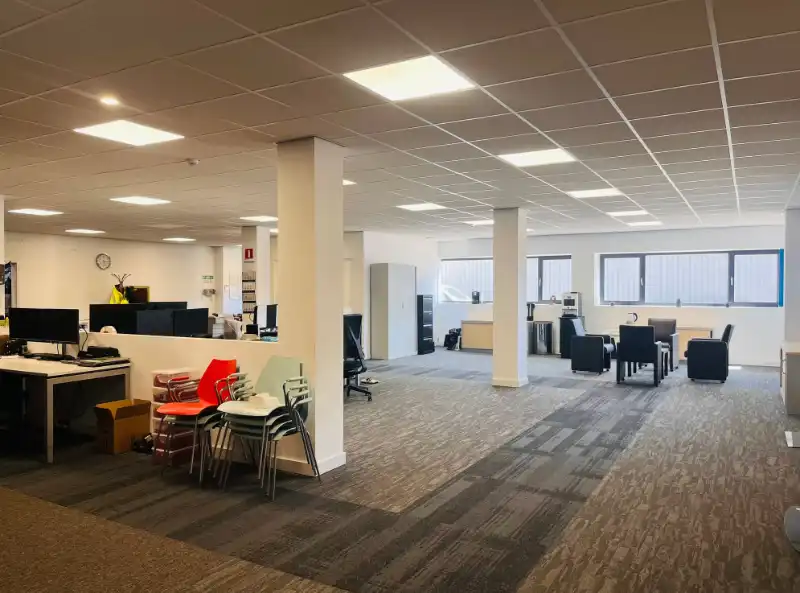 Magazijn met kantoor te huur foto 14