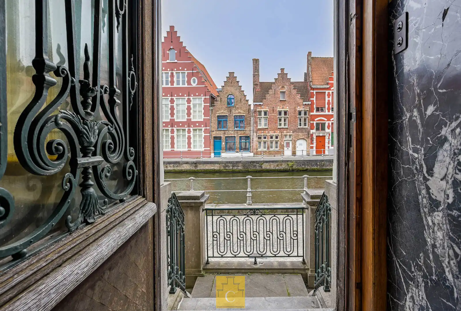 Authentiek herenhuis aan de Sint-Annarei foto 2