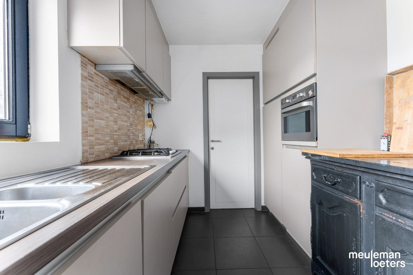 Eigentijdse halfopen woning met carport en tuin foto 8