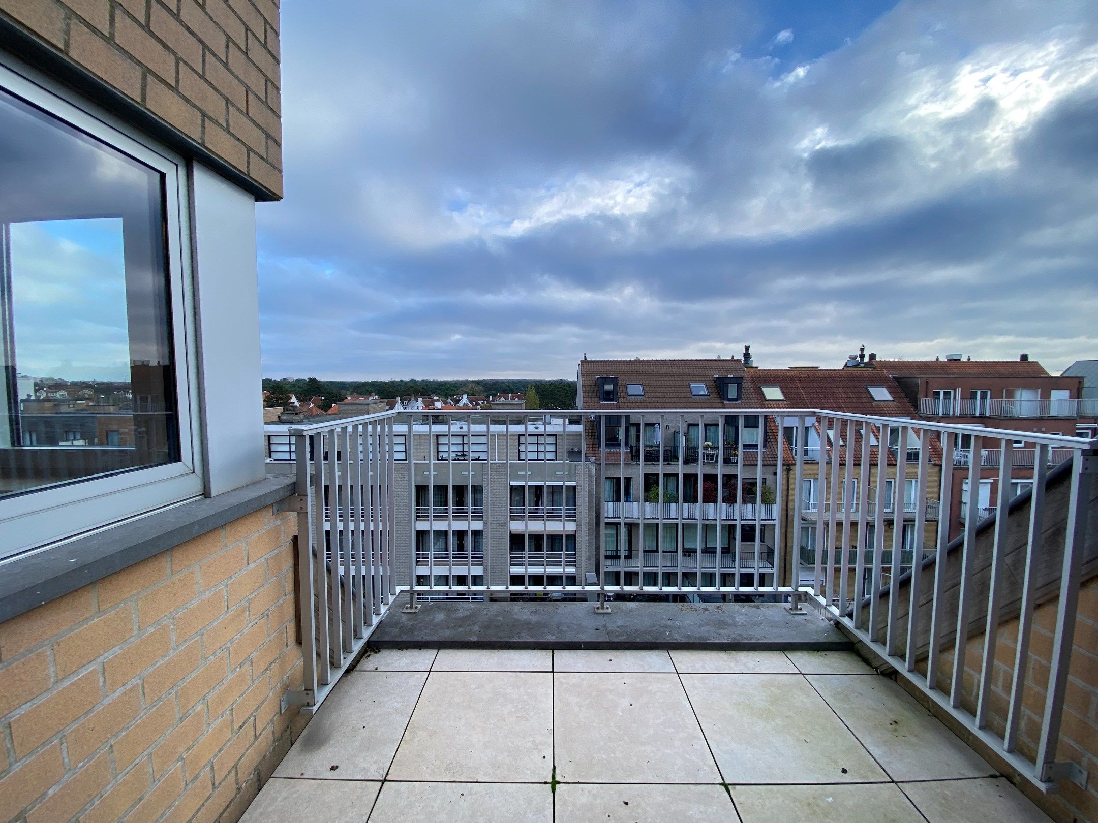 GEMEUBELD - Duplex appartement met 3 volwaardige slaapkamers en twee ruime zongerichte terrassen met open zichten, gelegen aan de zonnekant van de Lippenslaan.  foto 12