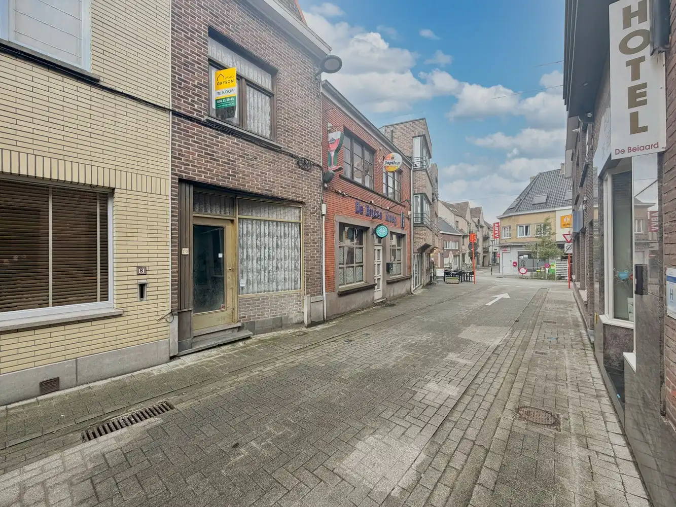 Uniek pand voor grondige renovatie in hartje Torhout foto {{pictureIndex}}