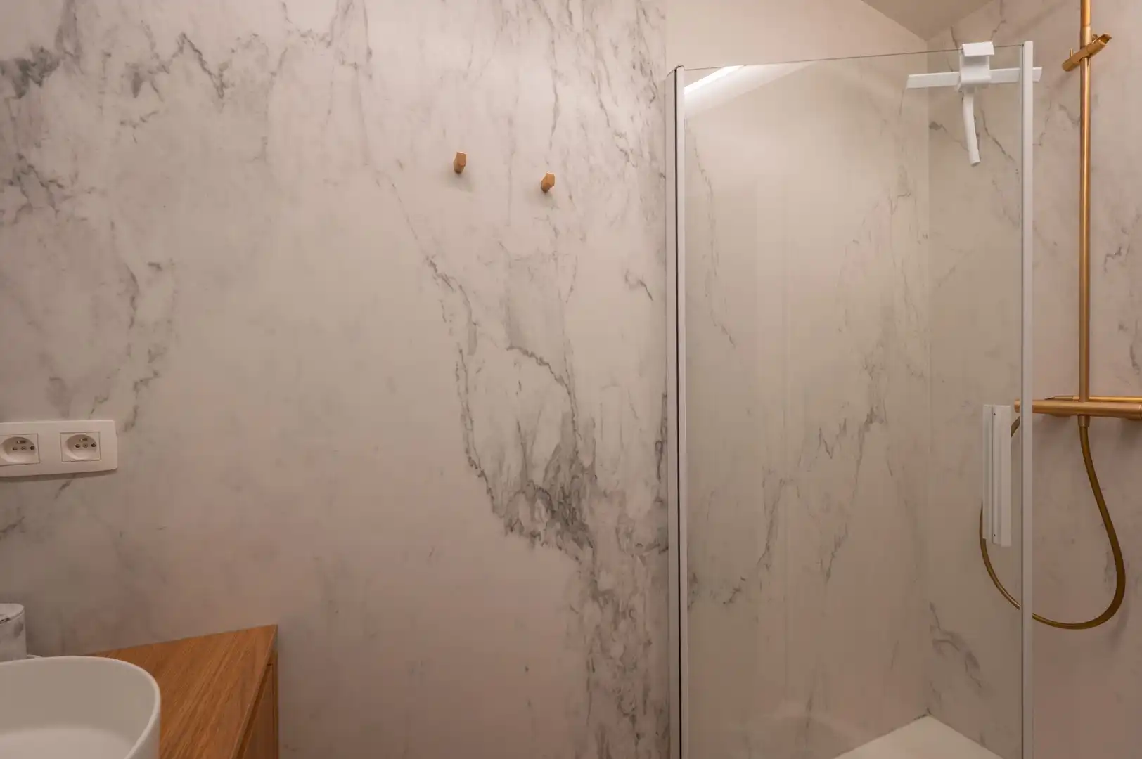 Stijlvol gerenoveerd appartement met zeezicht nabij het Heldenplein foto 9