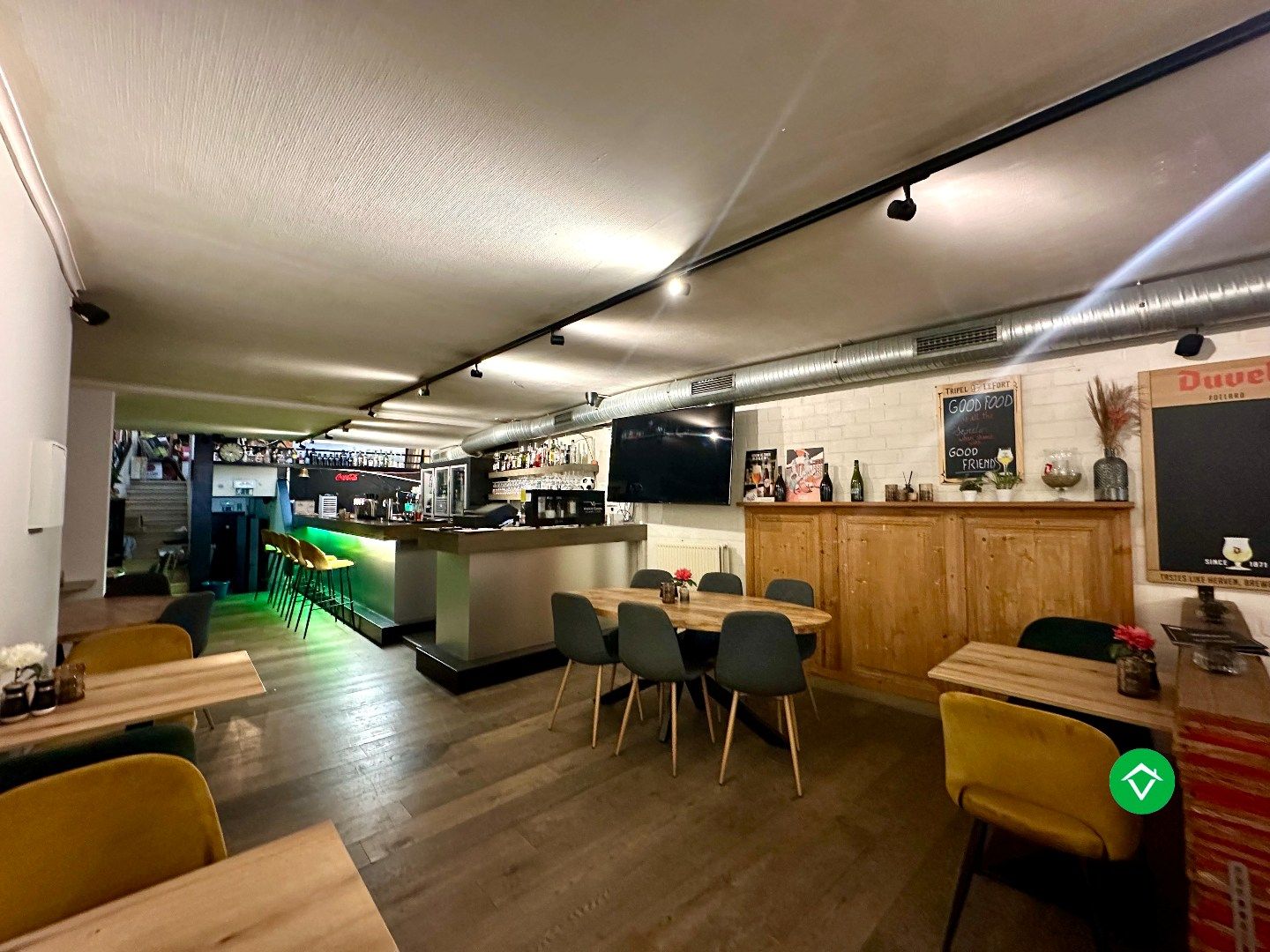 Café “Foelard” - centraal gelegen handelszaak op de Markt van Torhout foto 5