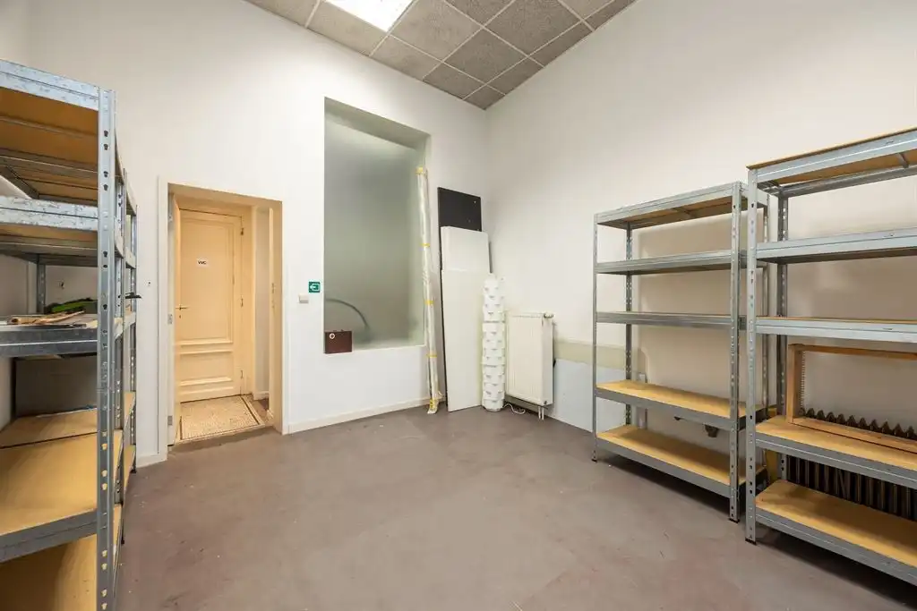 Handelsruimte met veel visibiliteit foto 6