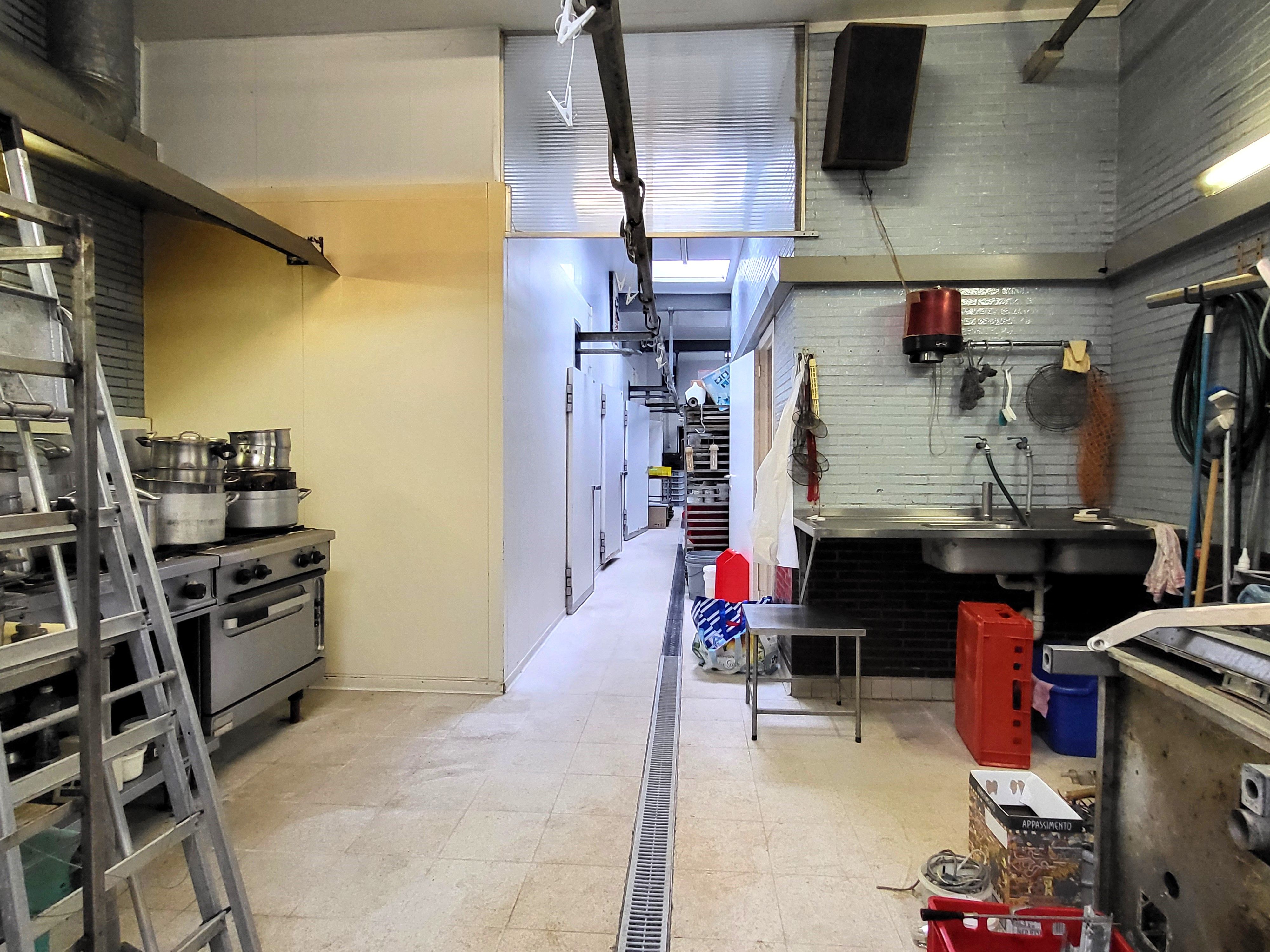 Dit veelzijdige pand met een grondoppervlakte van 240 m² combineert een ruime commerciële gelijkvloerse verdieping met een comfortabel appartement op de eerste verdieping. foto 20