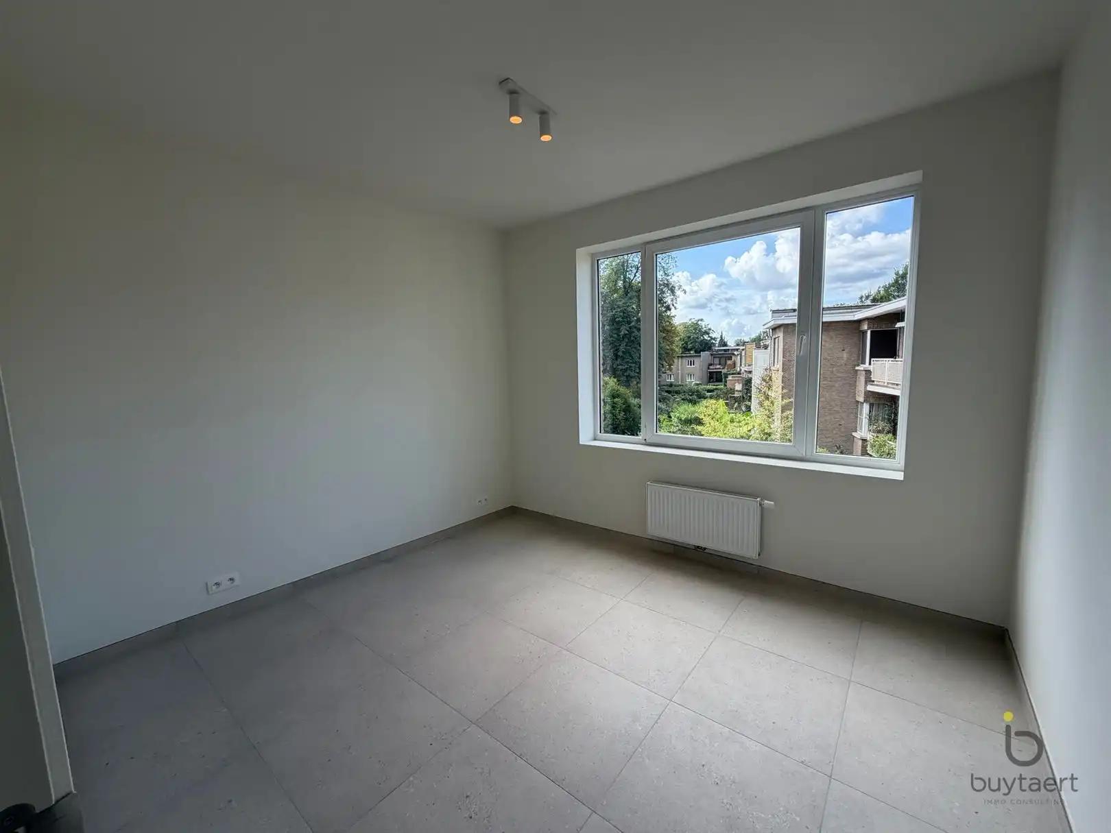 Gerenoveerd 3 slaapkamer appartement op top locatie! foto 6