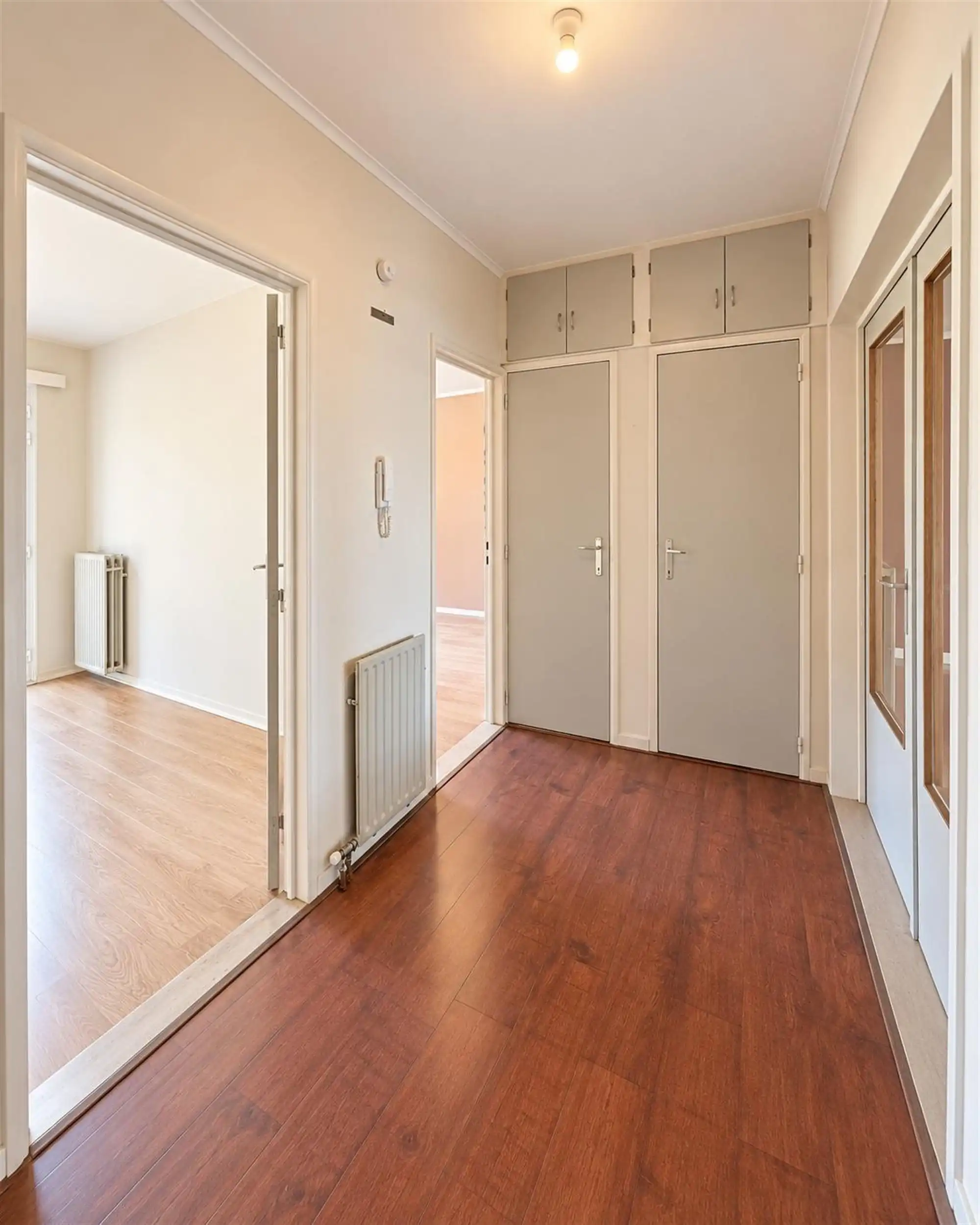 Instapklaar 2-slaapkamer appartement met terras en garage foto 6