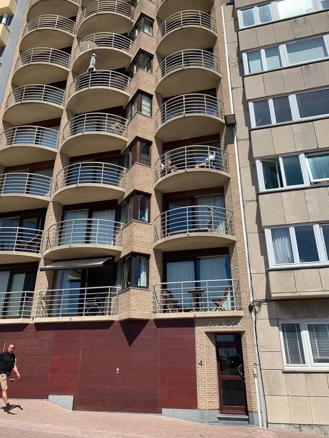 Gemeubeld appartement met twee slaapkamers - lateraal zeezicht op zonnig terras foto {{pictureIndex}}