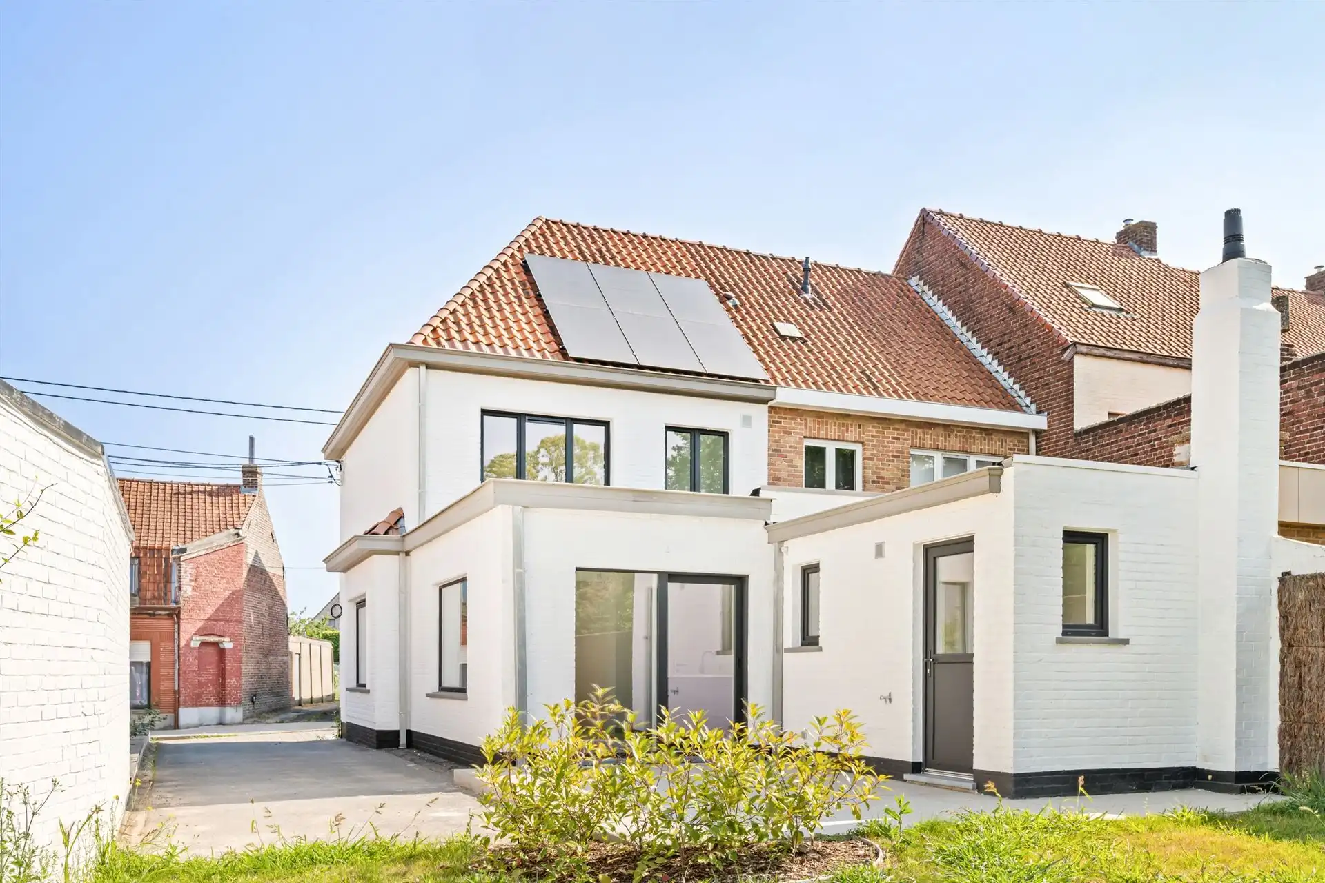 Charmant gerenoveerde woning met grote aangename tuin en handige oprit. foto 3