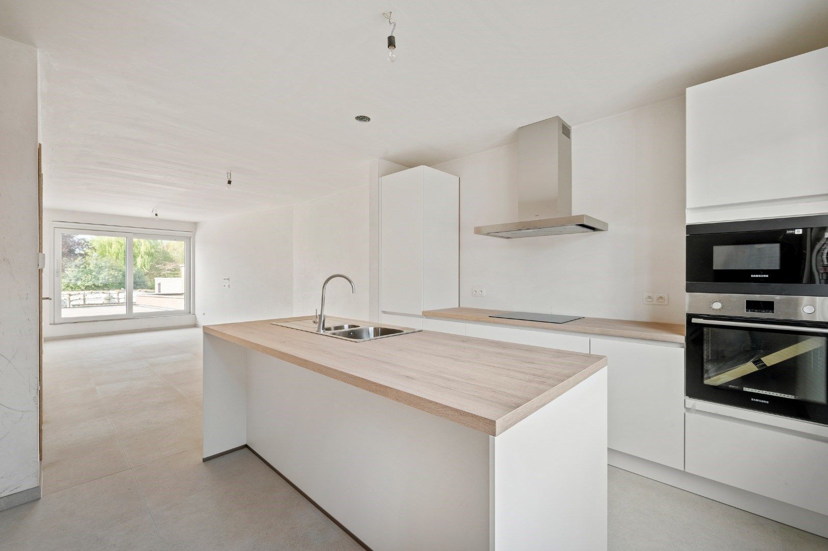 DUPLEX NIEUWBOUWAPPARTEMENT MET 2 SLPKS EN RUIM TERRAS TE GELUWE foto {{pictureIndex}}