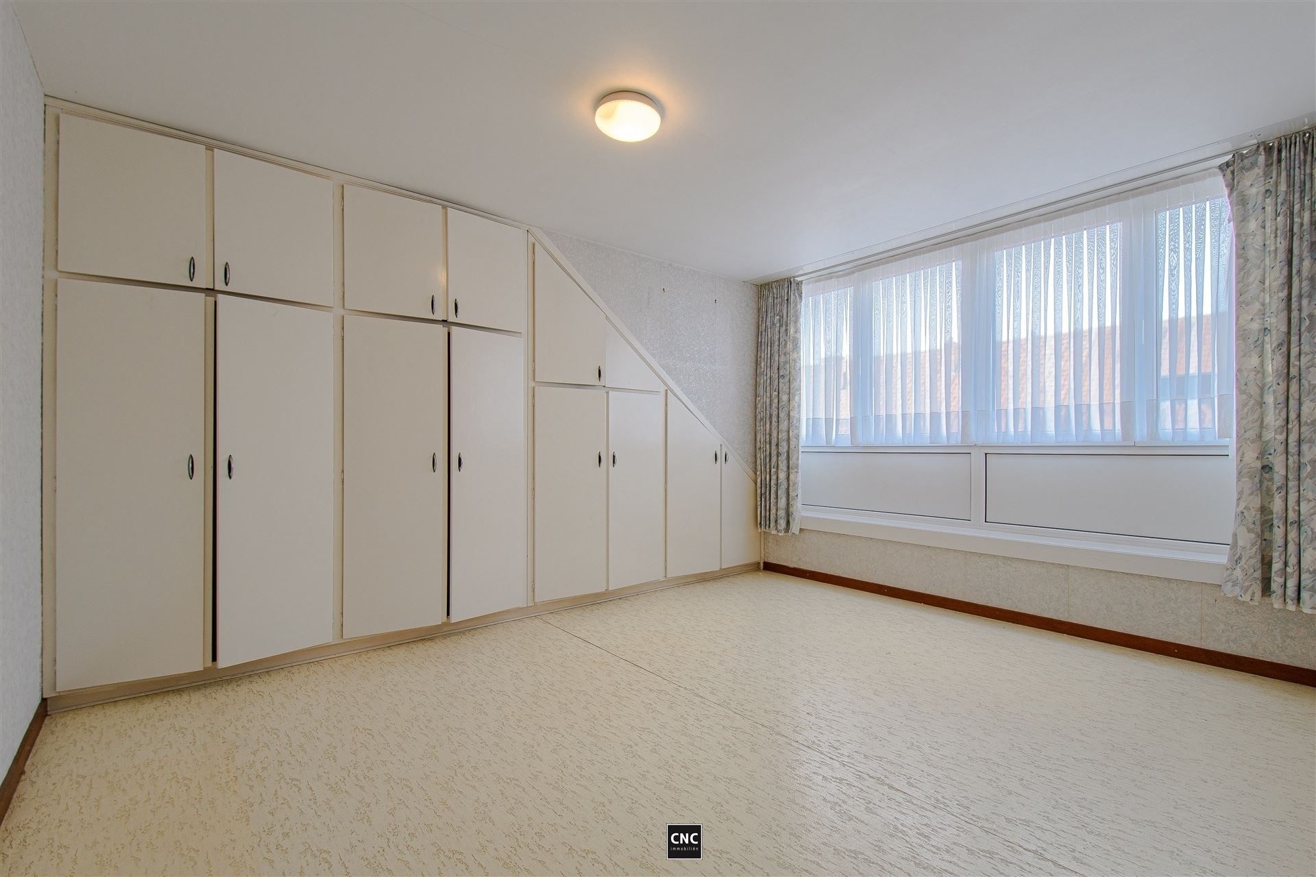 Bel-étage woning met potentieel in het pittoreske Lissewege. Halfopen bebouwing. Renovatieverplichting van toepassing! foto 14