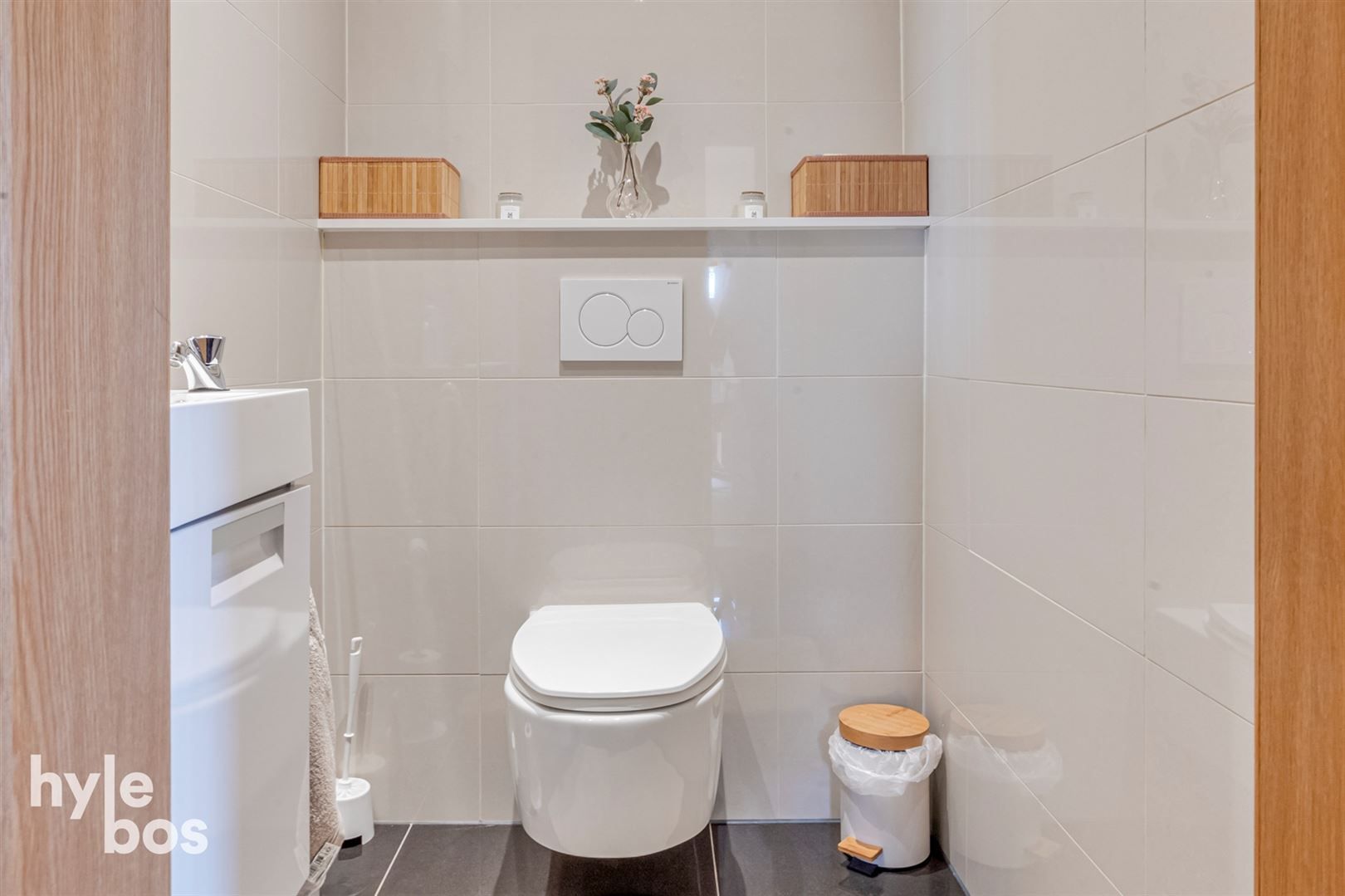 Instapklaar 2 slaapkamer appartement met garage foto 17