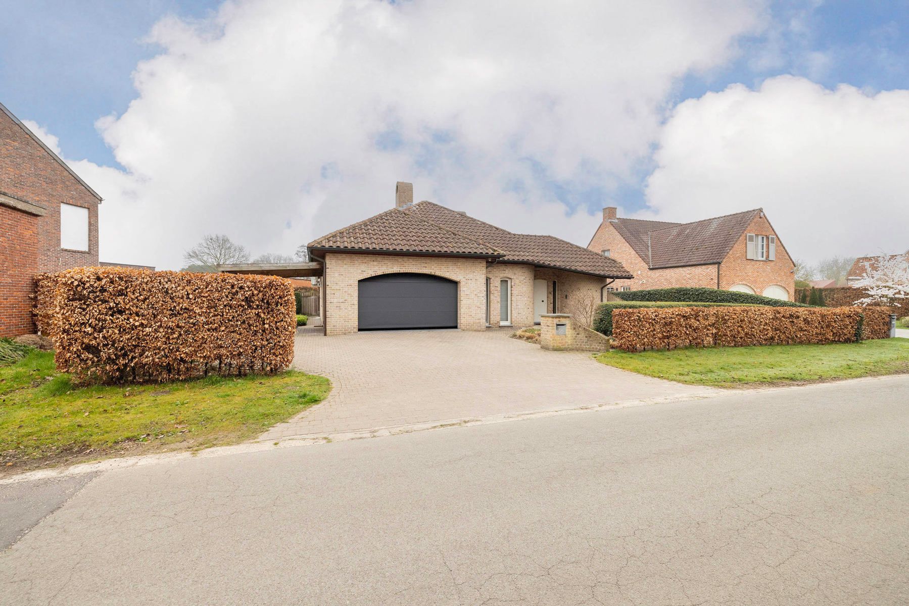 Ruime villa met 3/4 slaapkamers en verwarmd zwembad foto {{pictureIndex}}