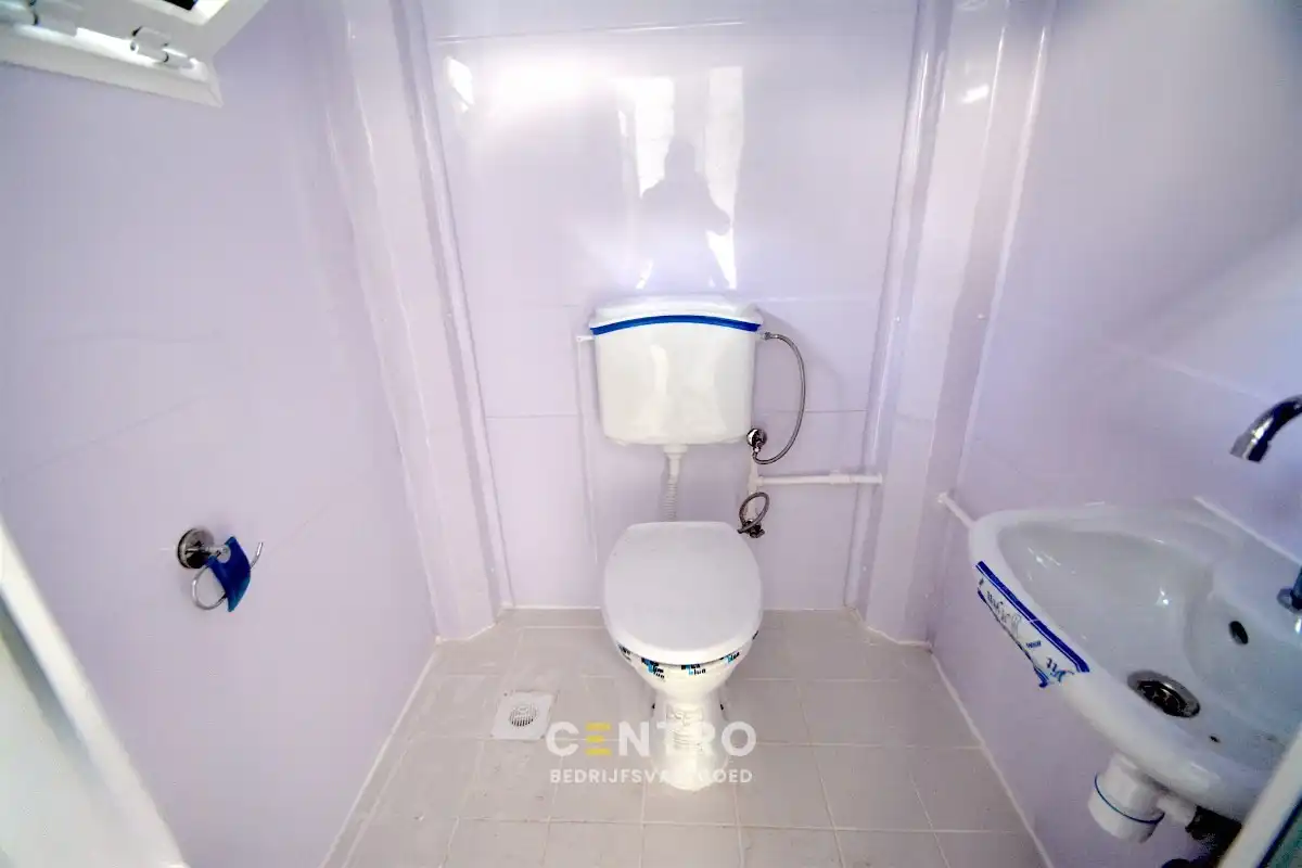 Zeer degelijk MAGAZIJN/WERKPLAATS (266m2) met hoge elektrische sectionaalpoort, toilet en 2 private parkeerplaatsen voor de deur. foto 11