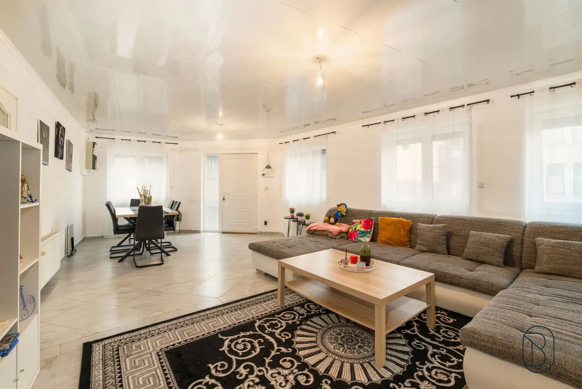 Instapklare woning met 5 slaapkamers en grote garage foto 2