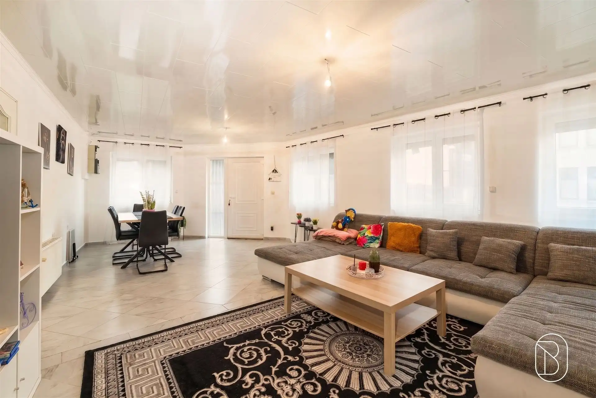Instapklare woning met 5 slaapkamers en grote garage foto 2