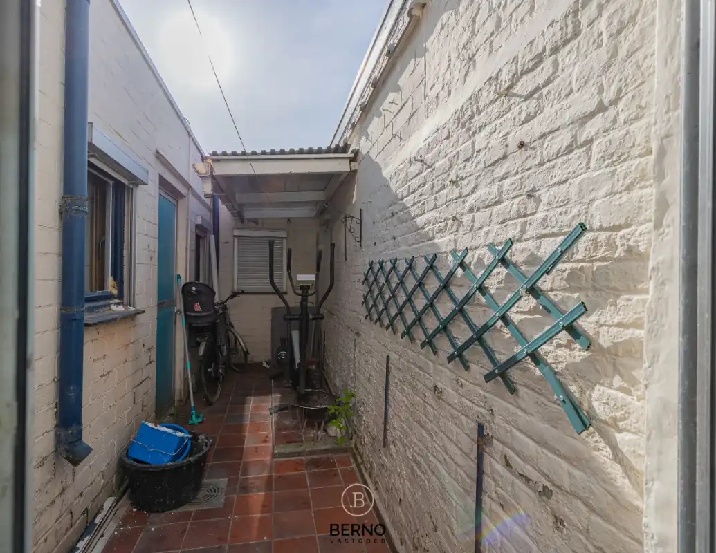 Op te frissen woning met koer foto 14