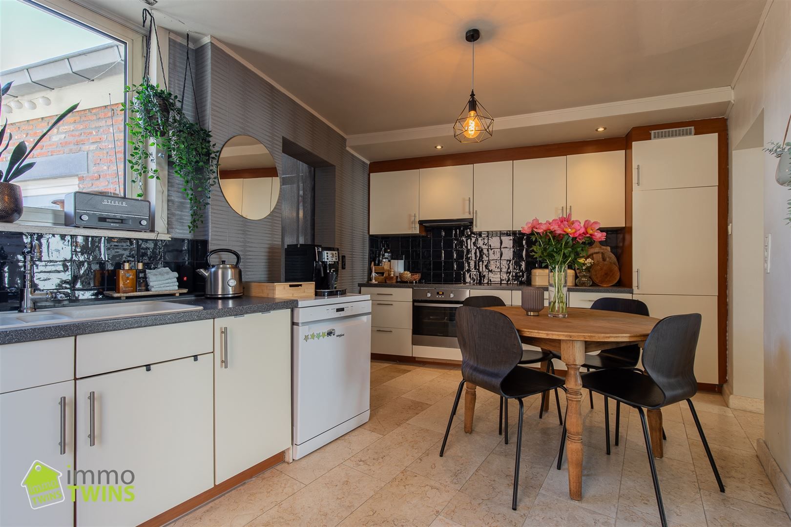 Halfopen bebouwing met karakter, comfort én een droomtuin! foto 8