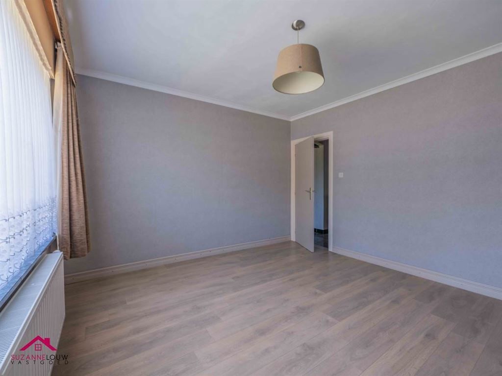 Vrijstaande, op te frissen woning foto 27