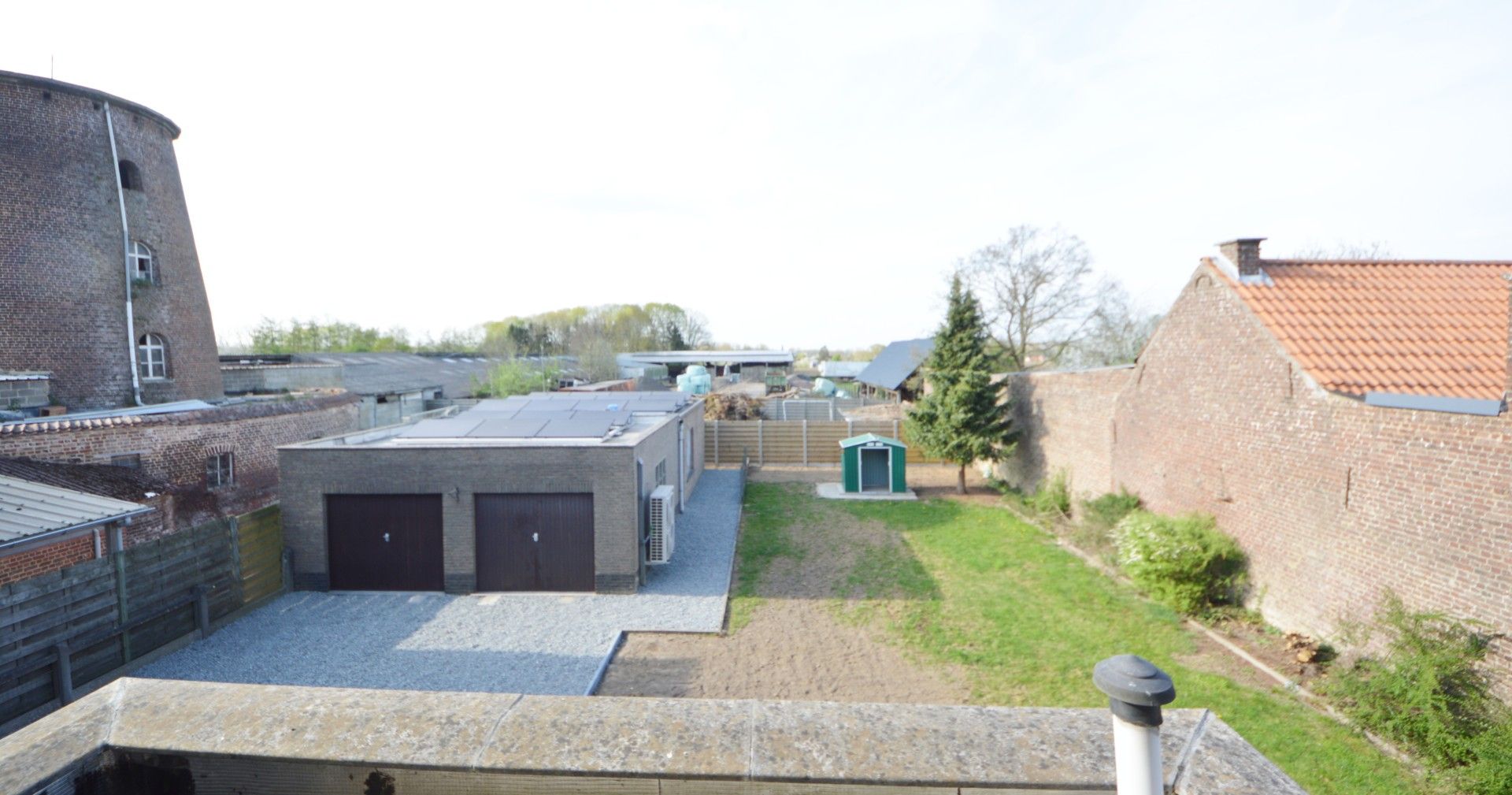 GERENOVEERDE WONING DUBBELE GARAGE EN TUIN foto 3