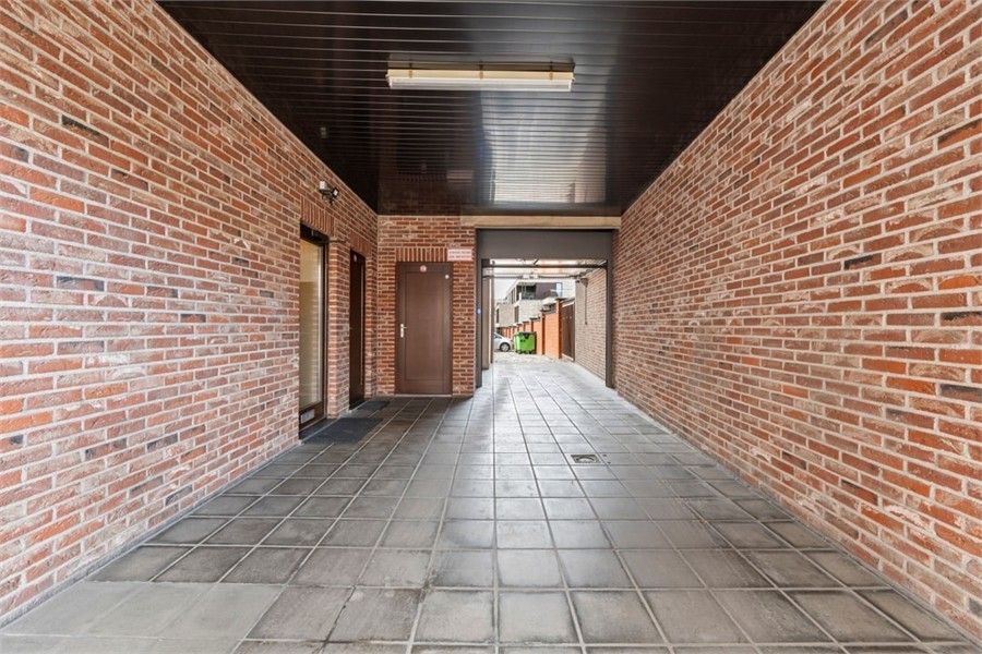 RUIM GELIJKVLOERS APPARTEMENT MET 3 SLKS EN EEN STAANPLAATS OP WANDELAFSTAND VAN HET CENTRUM VAN SINT-TRUIDEN foto 3