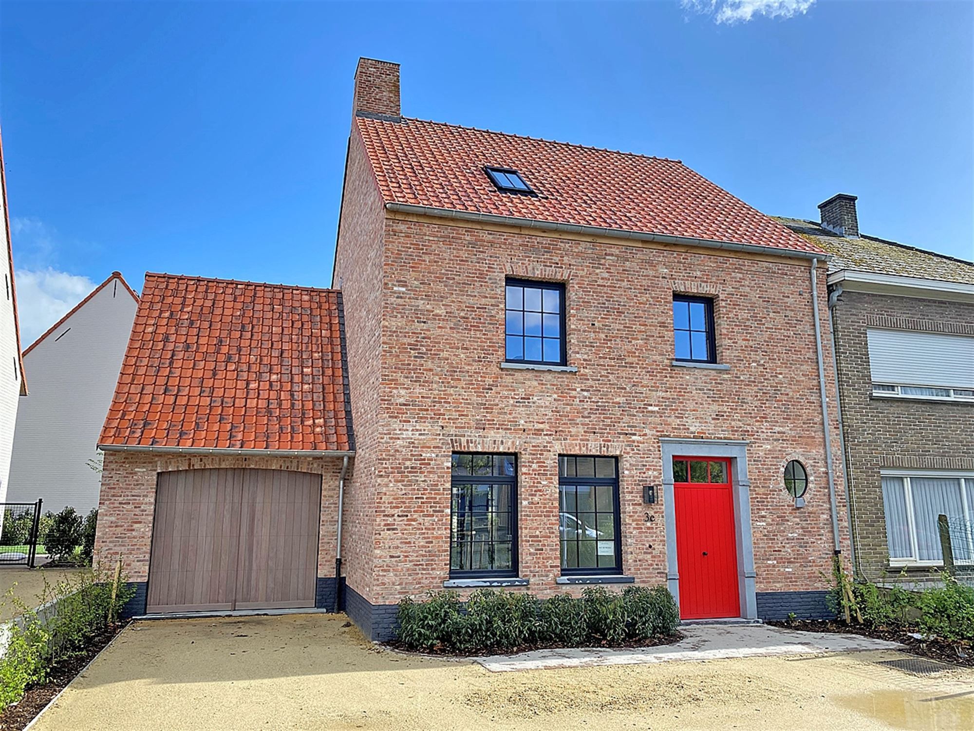 Charmante halfopen DORPSWONING met 3 SLAAPKAMERS, GARAGE, TUIN & ZONNIG TERRAS foto {{pictureIndex}}