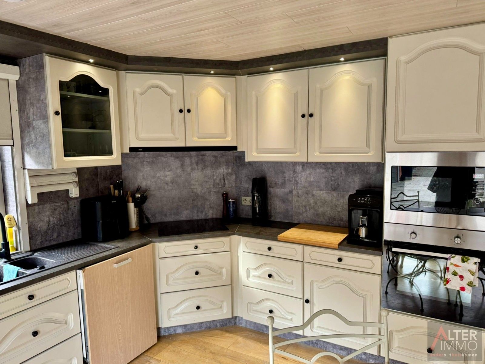 Halfvrijstaande woning, 3 slaapkamers op perceel van 8a 46ca met ruime loods en 3 garages! foto 8