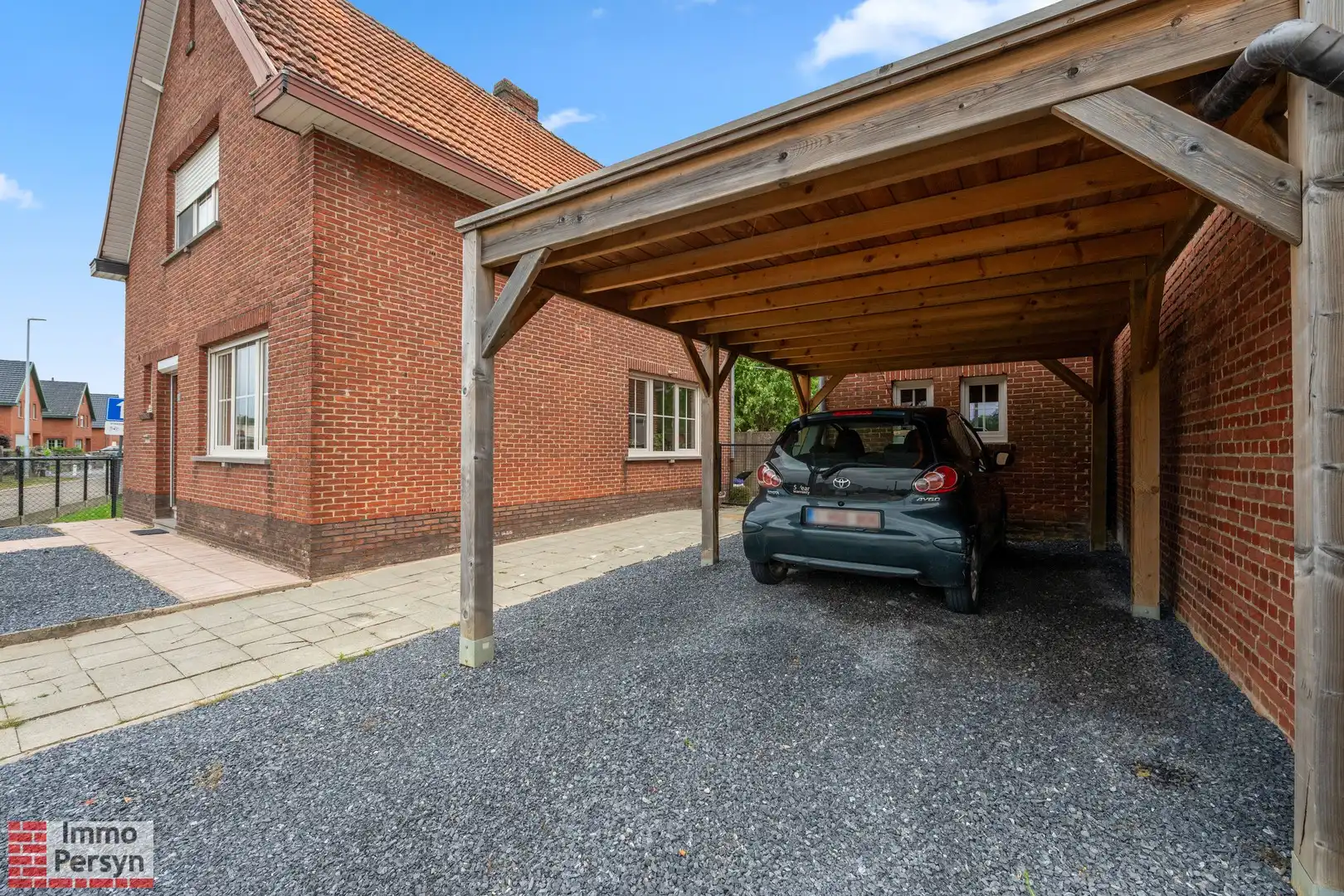 Charmante, gerenoveerde woning met carport en tuin foto 2