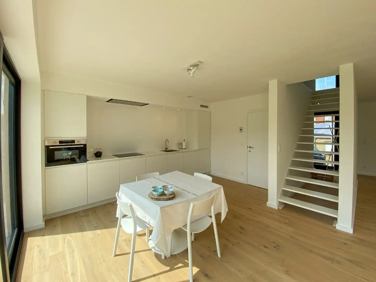 Recente woning met 3 slaapkamers, ruime oprit en tuin foto 7