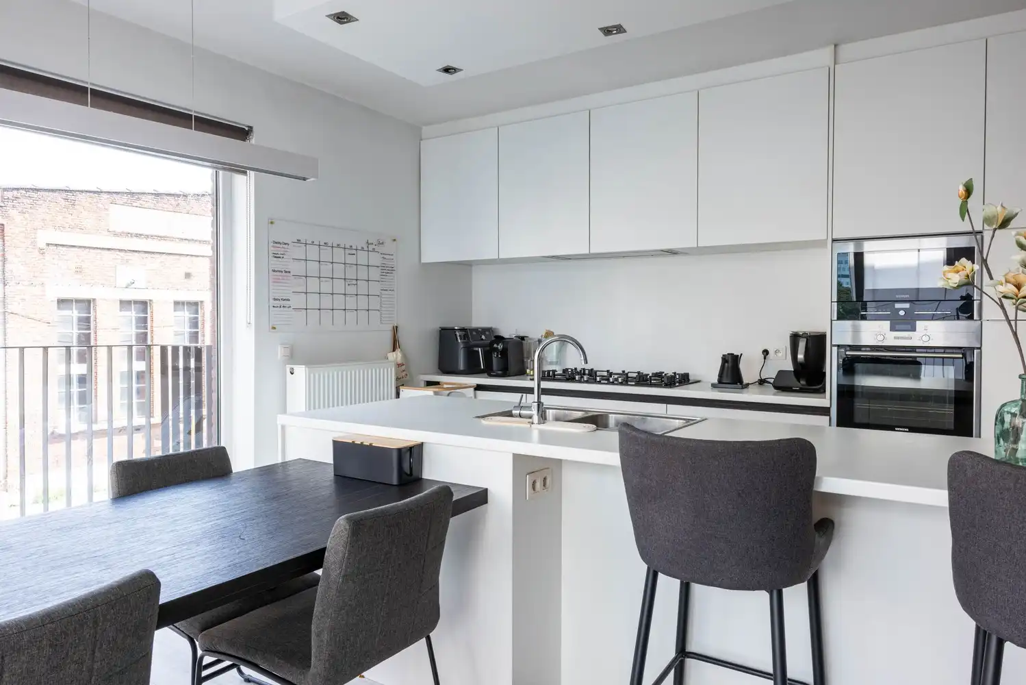 Ruim 2SLK-appartement (95 m²) met terras en zicht op Park Spoor Noord + parking foto 5