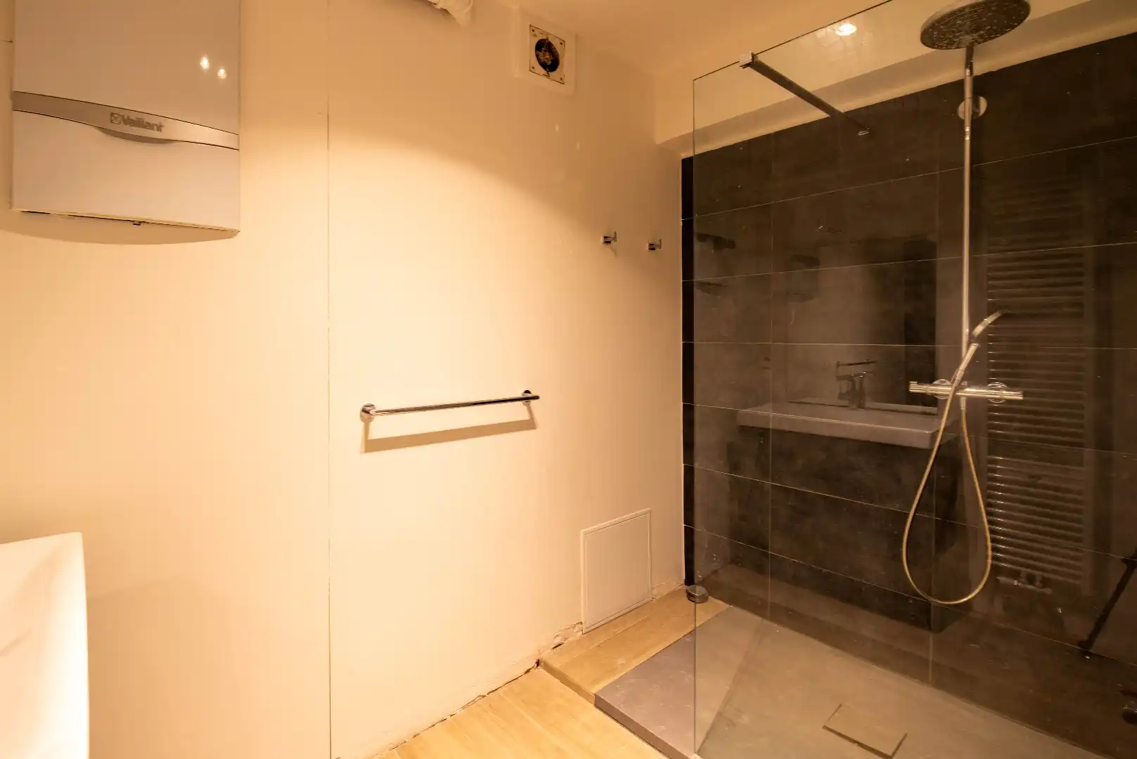 Volledig gerenoveerd appartement met 2 slk en terras foto 13