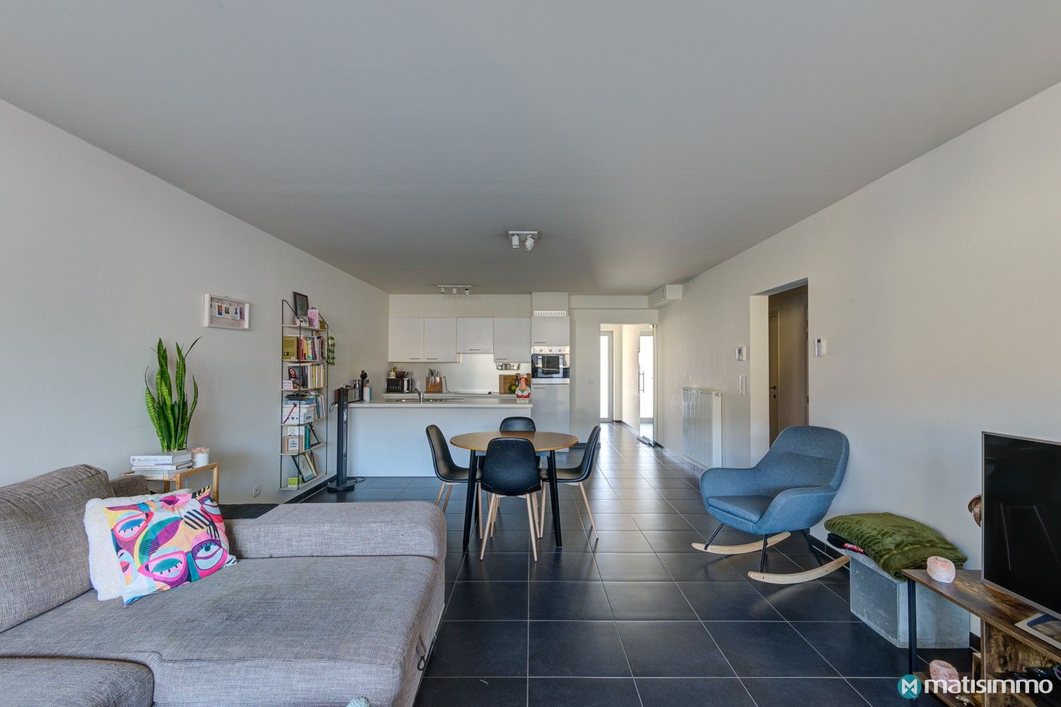 INSTAPKLAAR APPARTEMENT MET 2 SLAAPKAMERS EN AUTOSTAANPLAATS IN HET CENTRUM VAN BILZEN foto 4