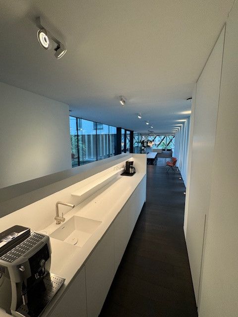 Moderne gebruiksklare gemeubelde kantoren aan de Oude Dokken ontworpen door Caan Architecten. foto 7