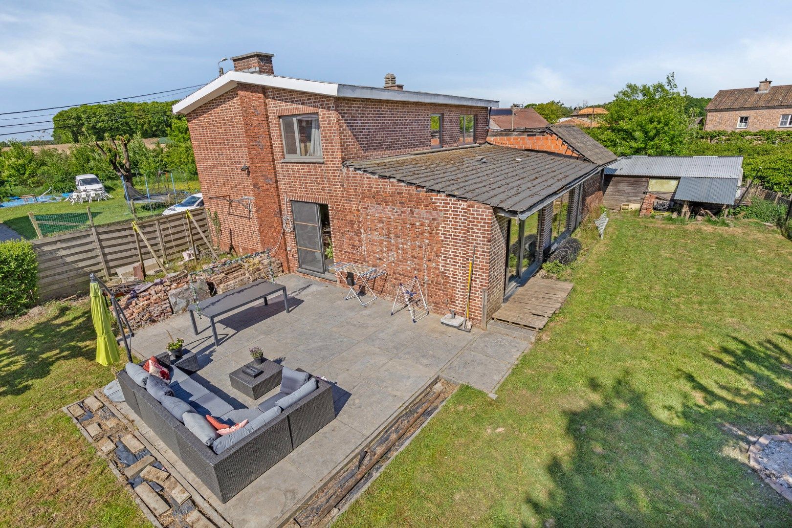 Hoofdfoto van de publicatie:  Goed gelegen open bebouwing met 4 slaapkamers en tuin in Kerkom - EPC 540 kWh/m² - bewoonbare oppervlakte 238  m² 