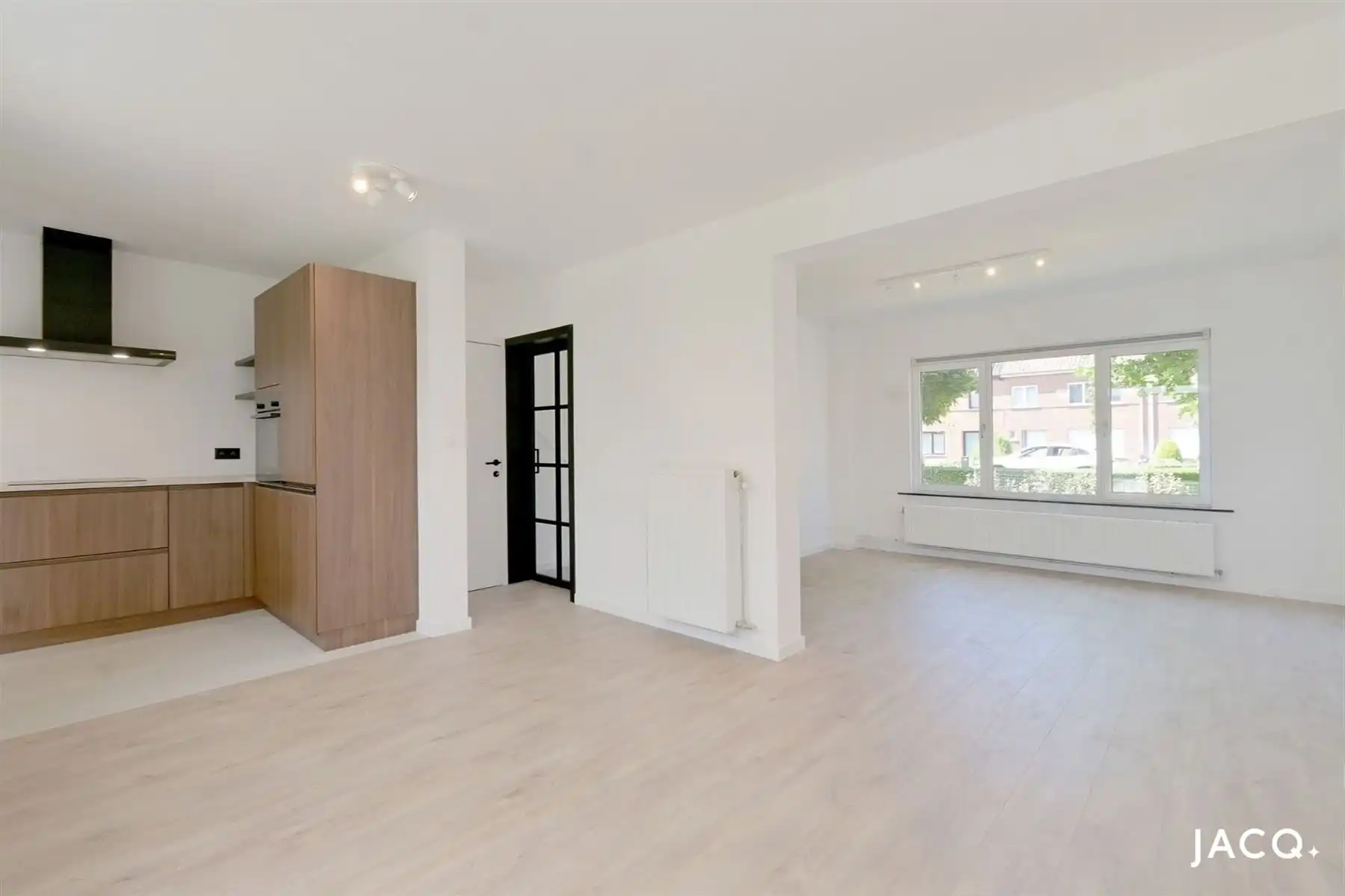 Prachtige woning met 3 slaapkamers, grote tuin en garage ! foto 2