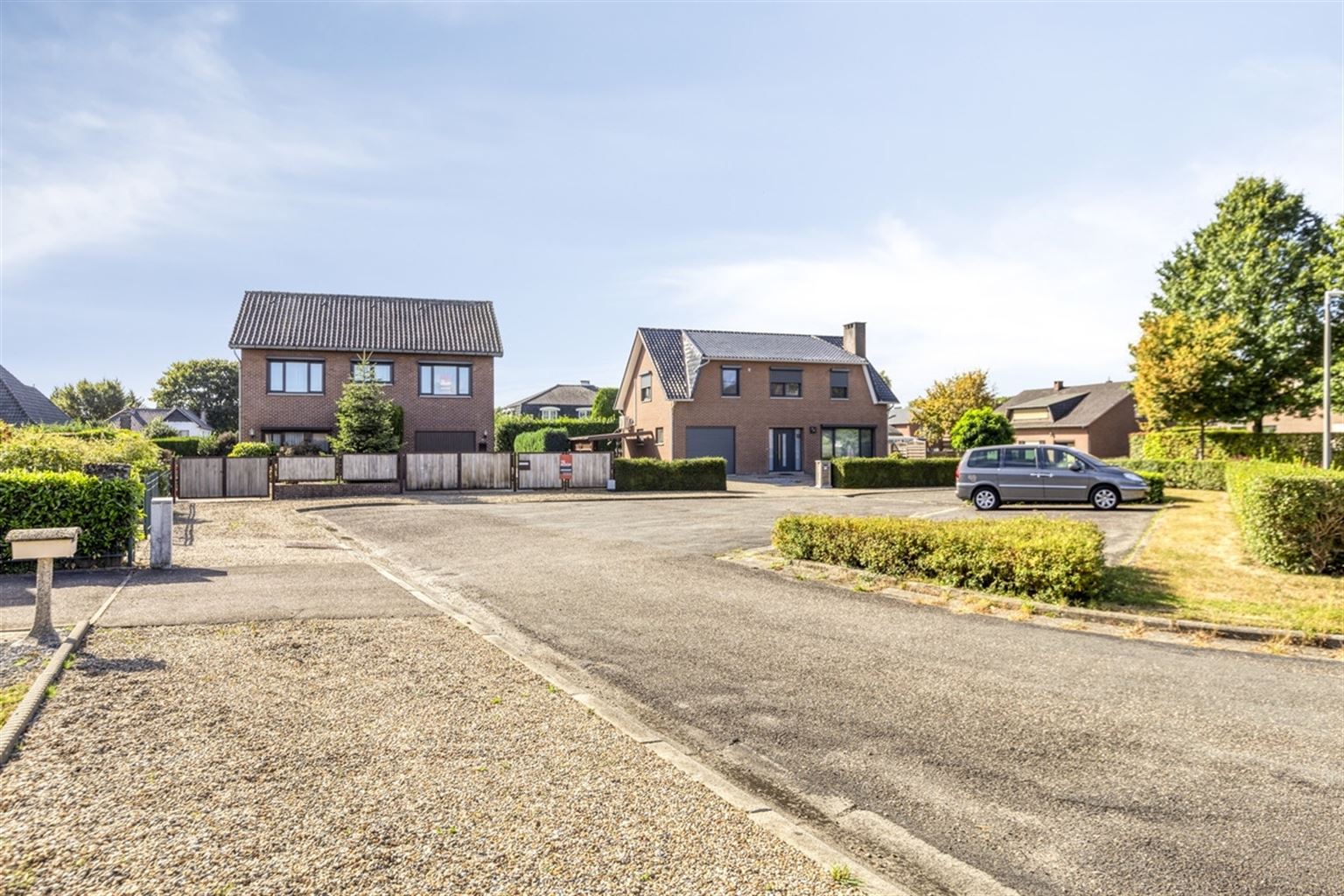 Ruime gezinswoning voorzien van 5 slaapkamers, garage, kelder en tuin nabij het centrum van Neeroeteren. Tevens mogelijkheden voor het uitoefenen van een vrij beroep, praktijkruimte, kapsalon, etc.  foto 31