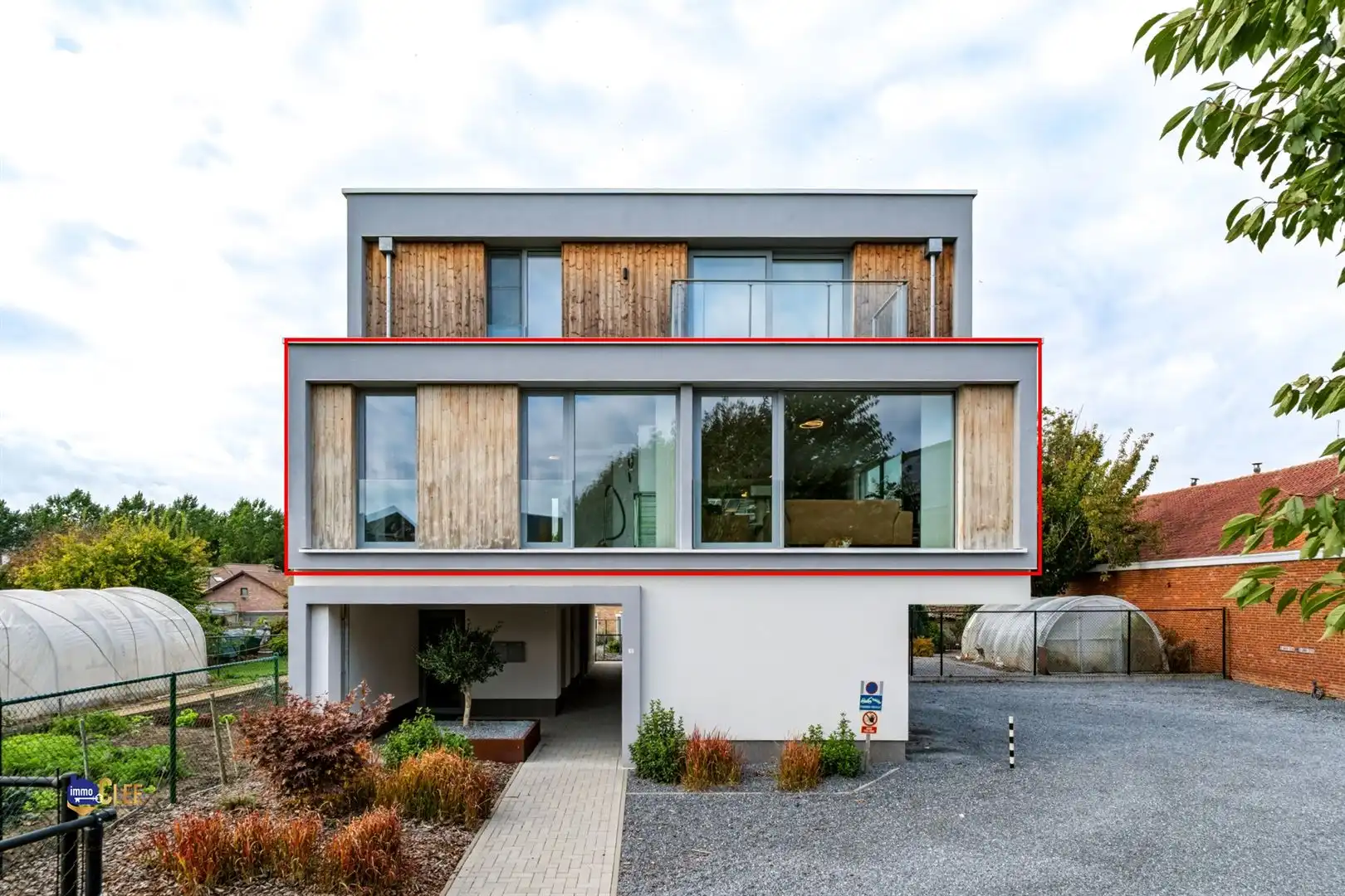 Lichtrijk en luxueus appartement met terras in het rustige Brustem foto {{pictureIndex}}
