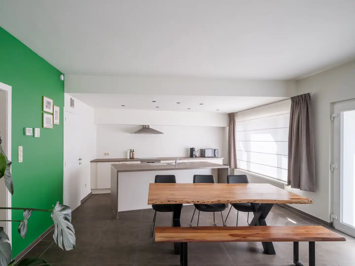 Gelijkvloers 3 slaapkamer appartement met leuk terras foto 2