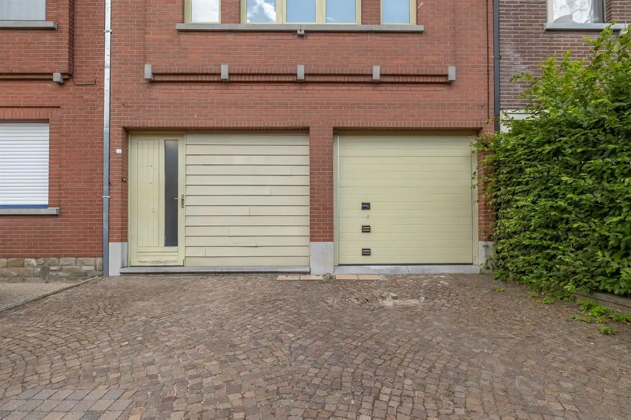 Vier slaapkamers. Twee staanplaatsen. En achteraan een verrassende buitenplek met zuiderse patio-sfeer foto 35