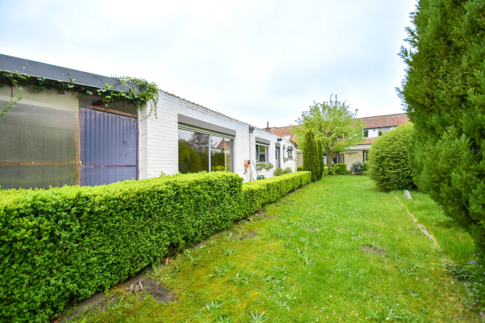 GOED GELEGEN WONING met prachtige idyllische tuin en uitweg op een perceel van 2034 m² met landelijke uitzichten foto 6