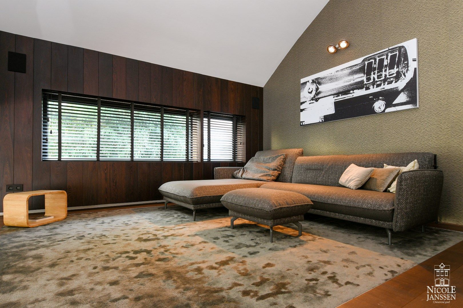 Ruime en speels ingedeelde woning met bijzondere architectuur en praktijkruimte foto 11