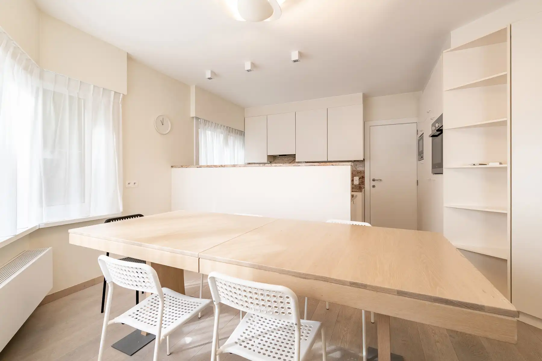 Gemeubeld drie slaapkamerappartement vlakbij de Zoutelaan met parking foto 5