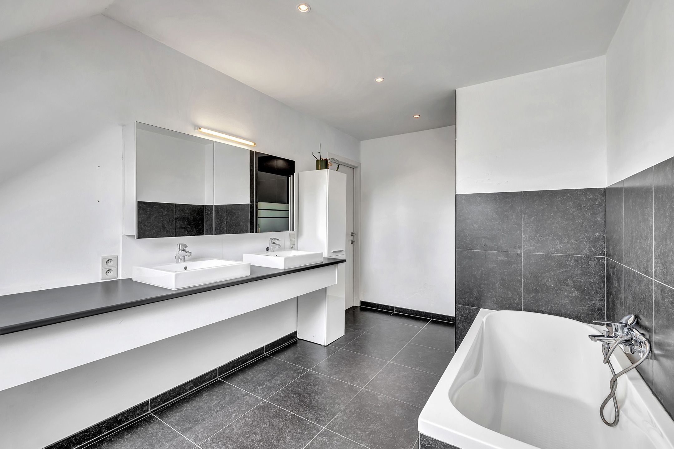 Ruime duplex met groot terras en garage foto 12