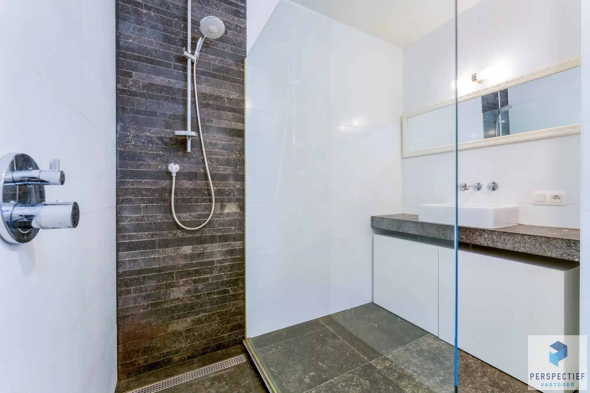 Ruim en modern woonappartement (bouwjaar 2020) met 2 slaapkamers en terras. foto 8