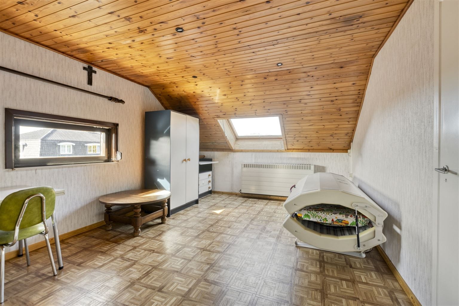 Ruime gezinswoning voorzien van 5 slaapkamers, garage, kelder en tuin nabij het centrum van Neeroeteren. Tevens mogelijkheden voor het uitoefenen van een vrij beroep, praktijkruimte, kapsalon, etc.  foto 22