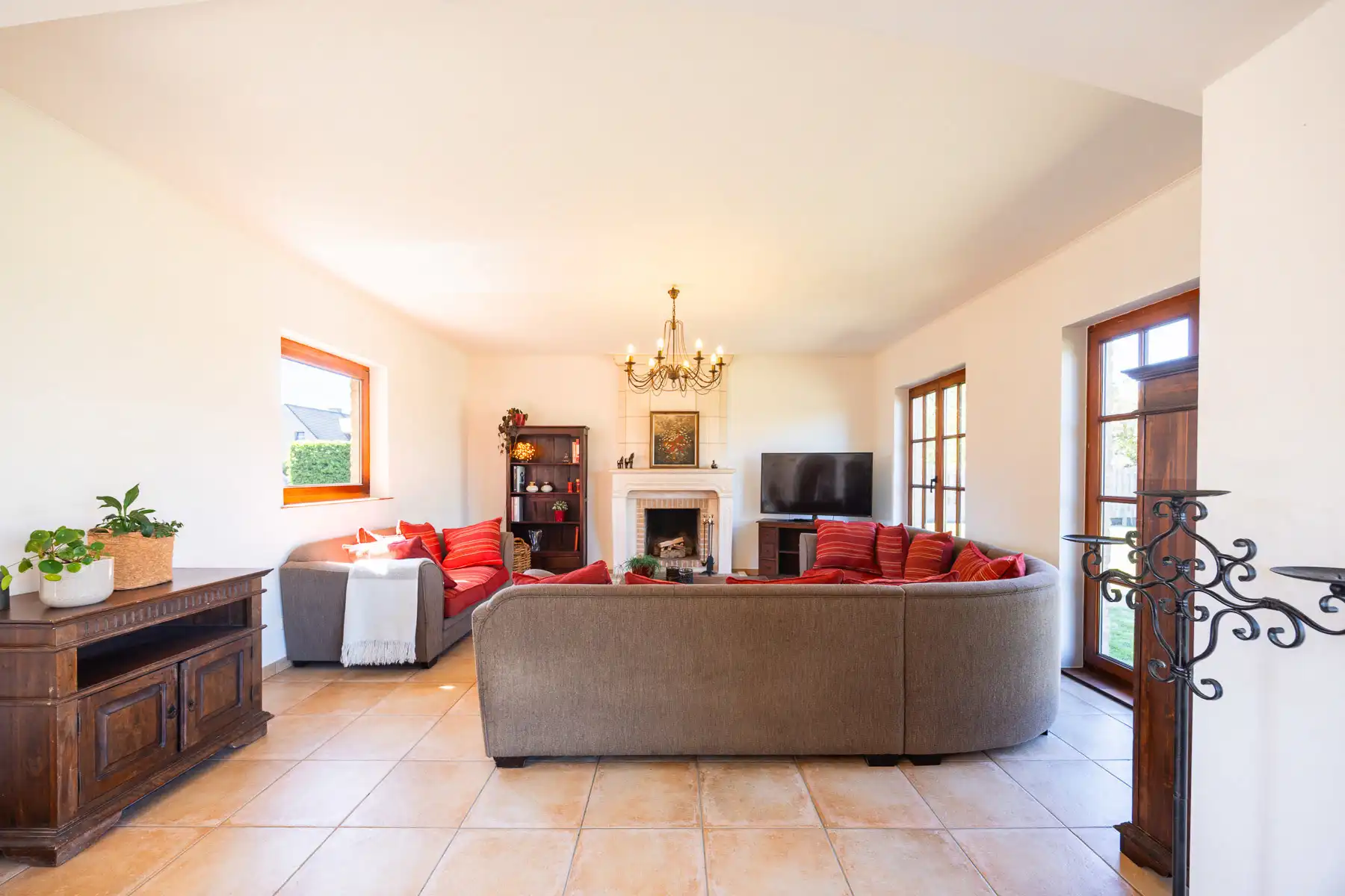Rustig gelegen ruime villa in Spaanse stijl met grote tuin foto 7