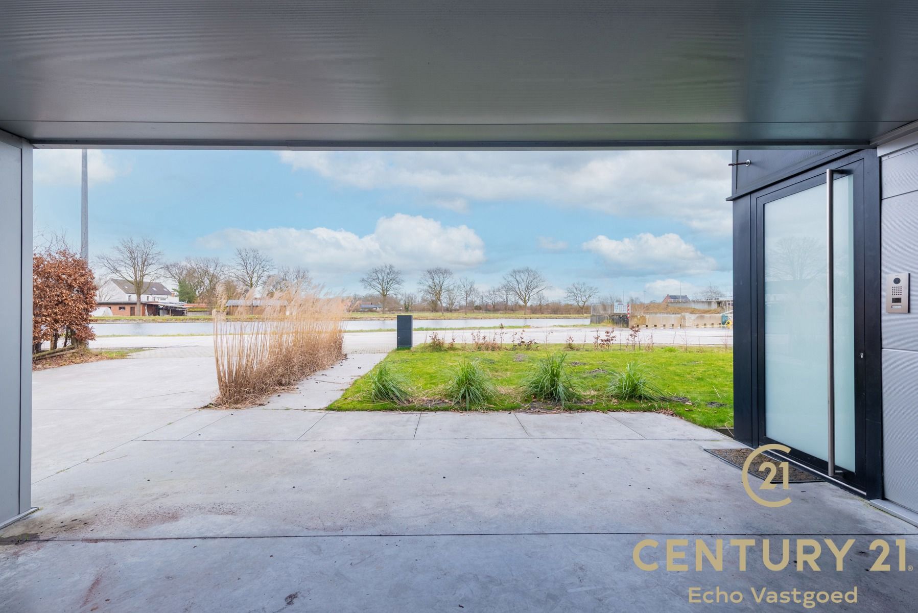 Unieke energiezuinige Loft-Stijl villa aan het water foto 25
